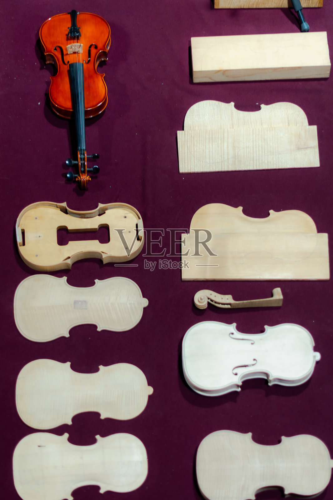 提琴制作师，弦乐器的制作艺术。小提琴的各个部件。照片摄影图片