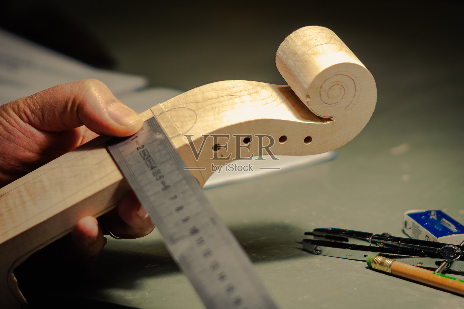 制琴师，弦乐器的制作艺术。照片摄影图片