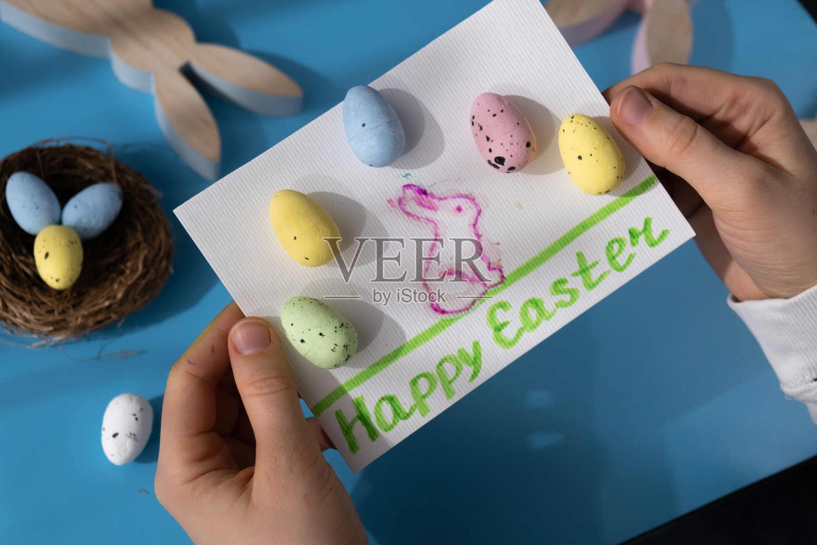 手绘复活节兔子，讲述制作复活节贺卡手工艺品、节日礼物的过程。亲手实践的活动，创意手作礼物的教学过程。季节性的居家生活瞬间爱好。照片摄影图片