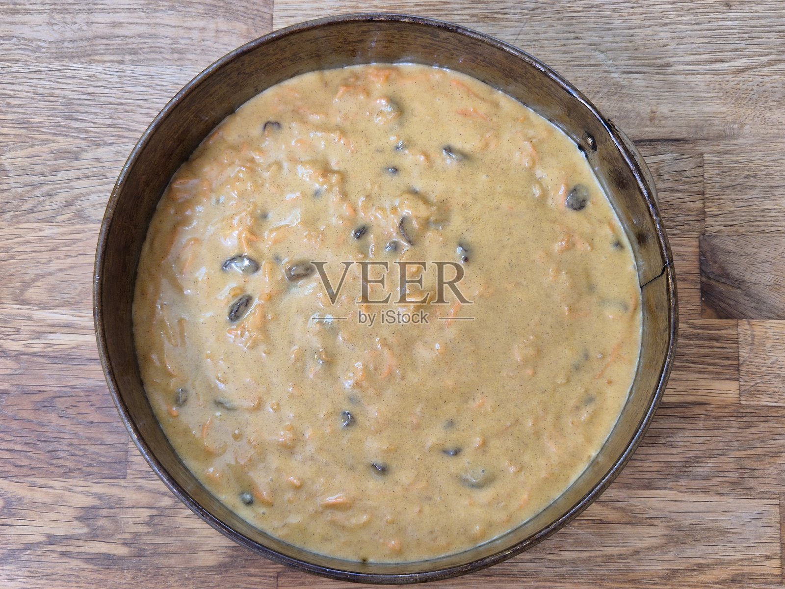 胡萝卜蛋糕糊在圆形蛋糕模具中照片摄影图片