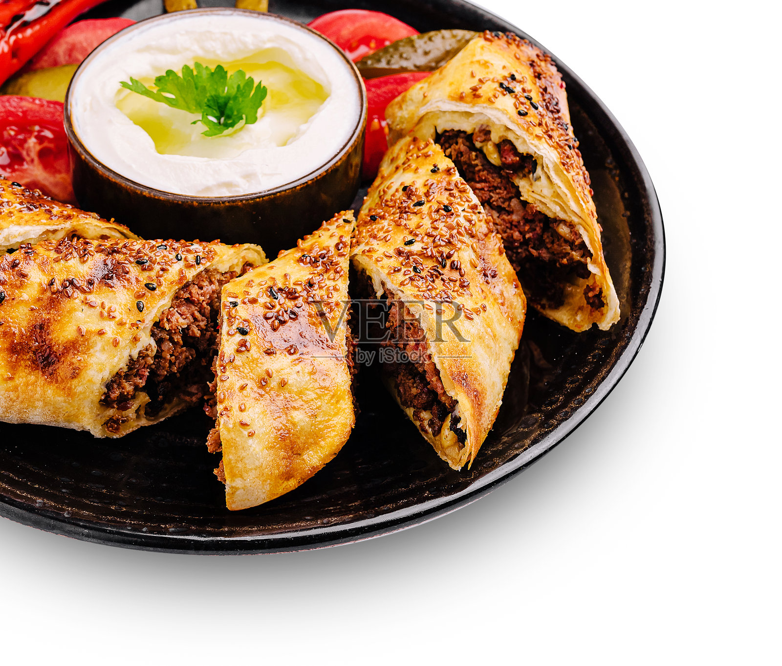 美味的咸味卷配上新鲜蔬菜和酸奶蘸酱照片摄影图片