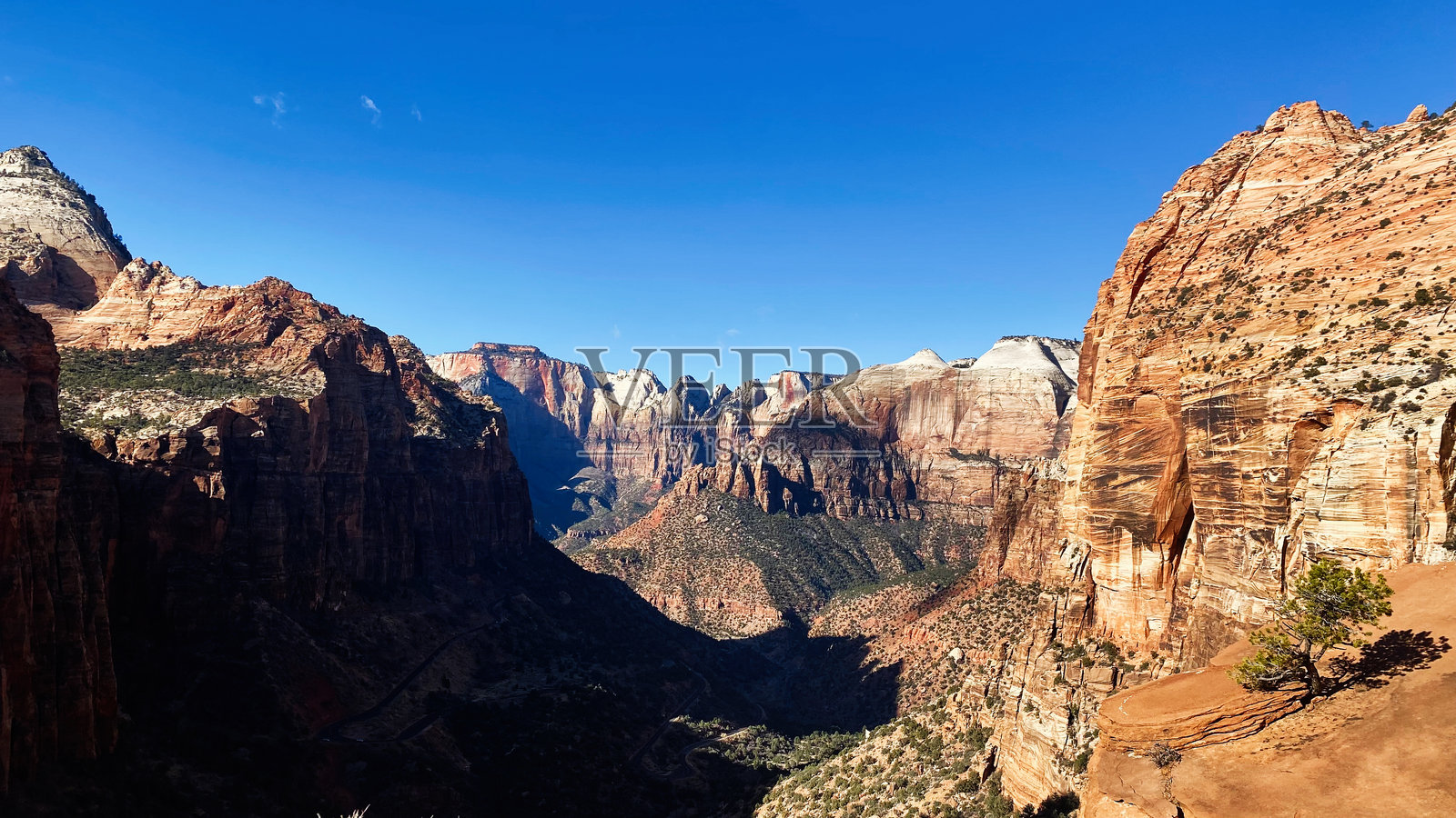 犹他州令人惊叹的峡谷风光，红色的悬崖和蓝天，宛如锡安风格的山谷照片摄影图片