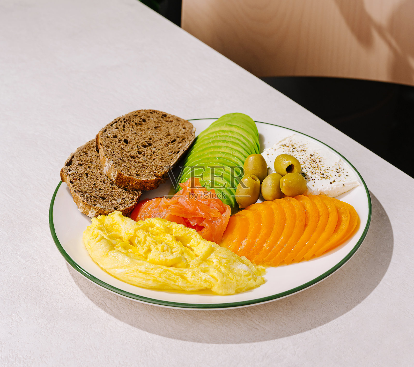 咖啡馆里新鲜的早餐拼盘，包含鸡蛋、牛油果和烟熏三文鱼照片摄影图片