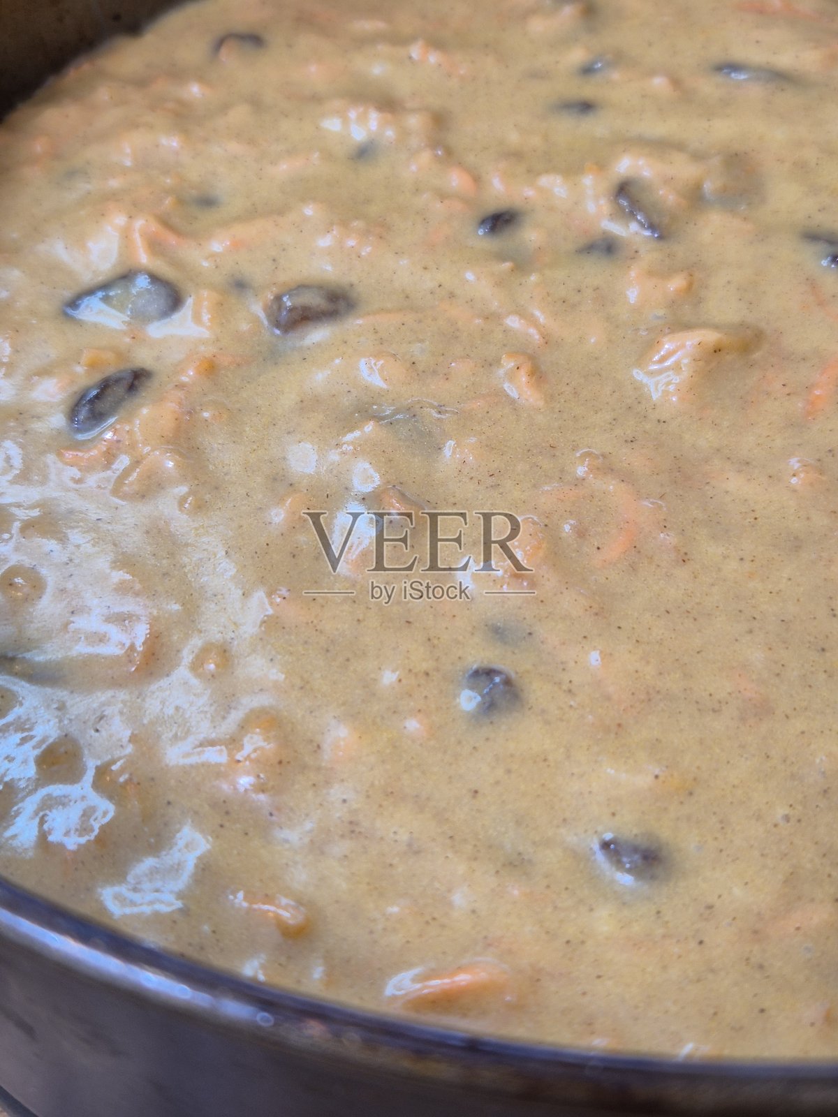 胡萝卜蛋糕糊在圆形蛋糕模具中照片摄影图片