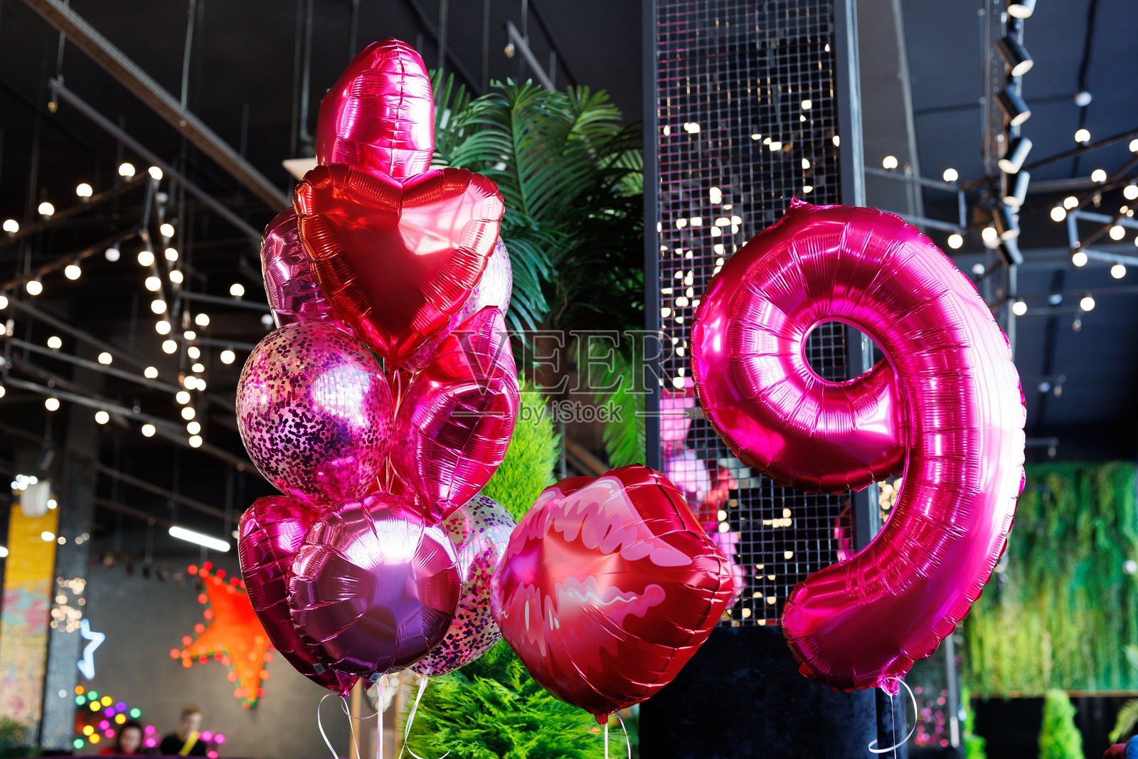 亮粉色氦气球。唇形气球。照片摄影图片