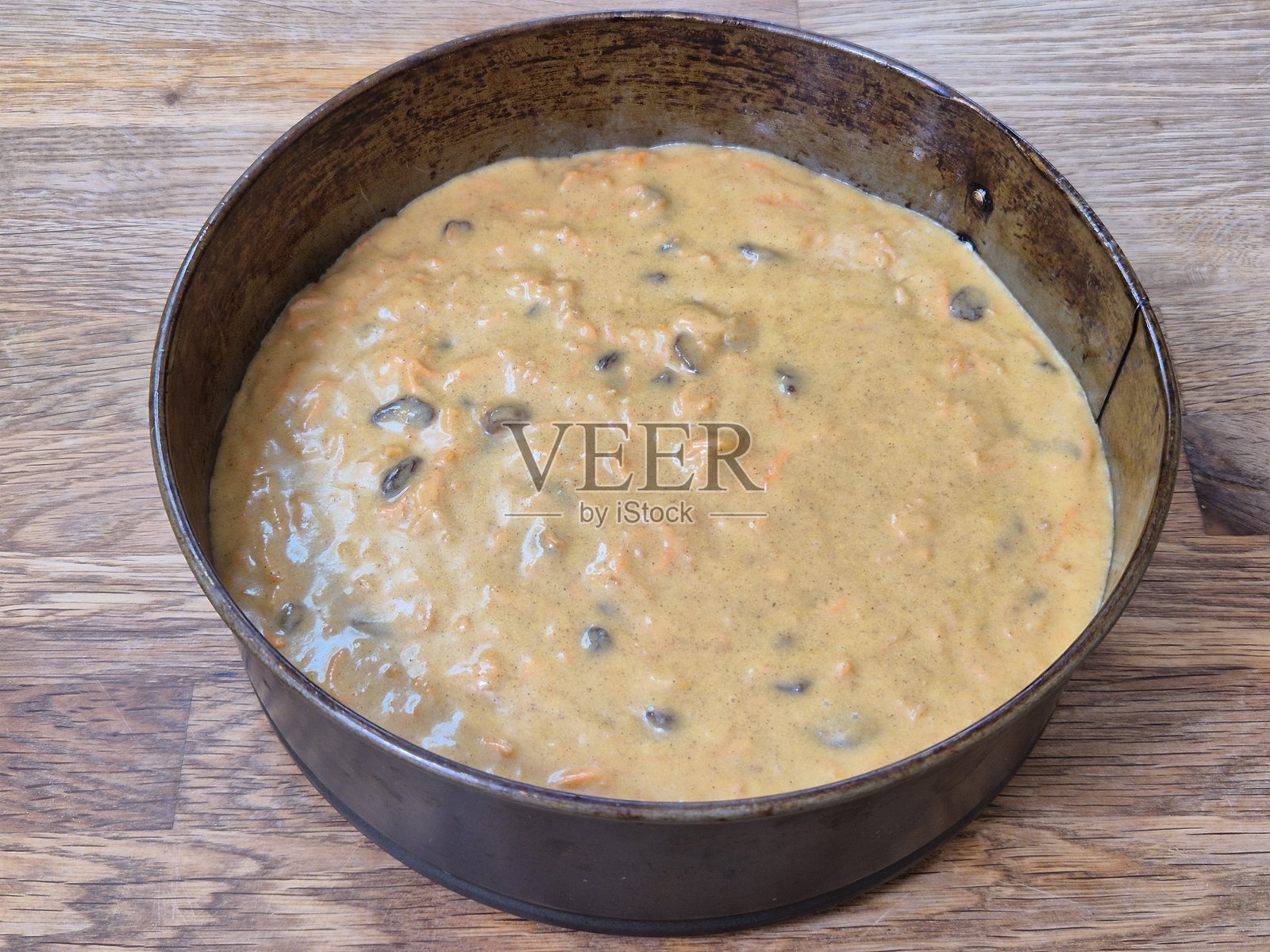 胡萝卜蛋糕糊在圆形蛋糕模具中照片摄影图片