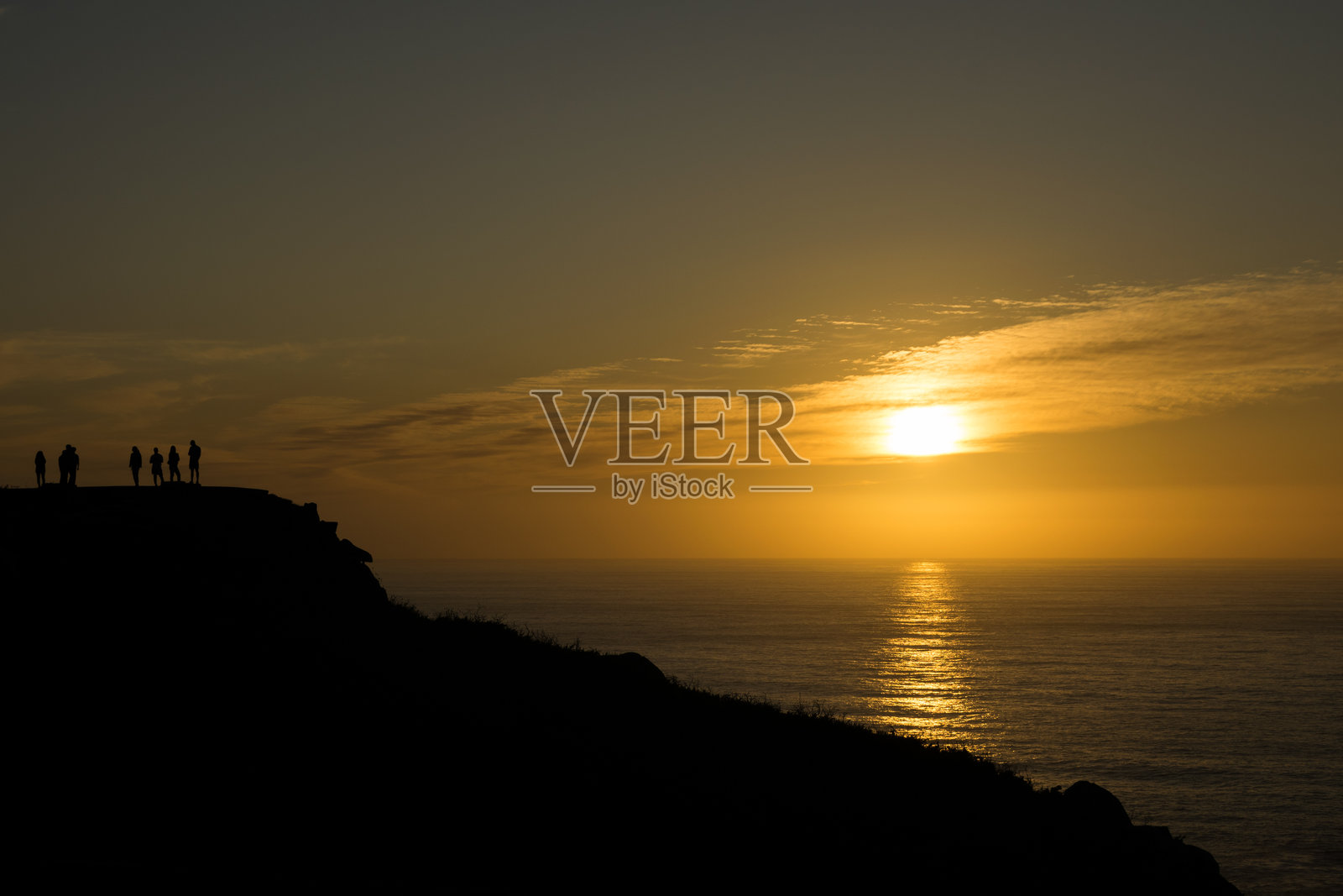日落时分悬崖上的人群剪影照片摄影图片
