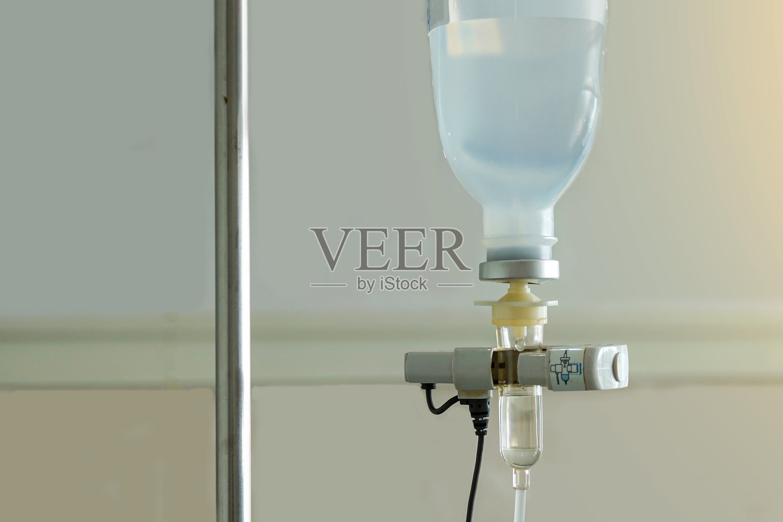 医院诊所里，静脉输液袋和管道特写，为患者手臂输注生理盐水。描绘了医疗、补水疗法和医疗保健。照片摄影图片