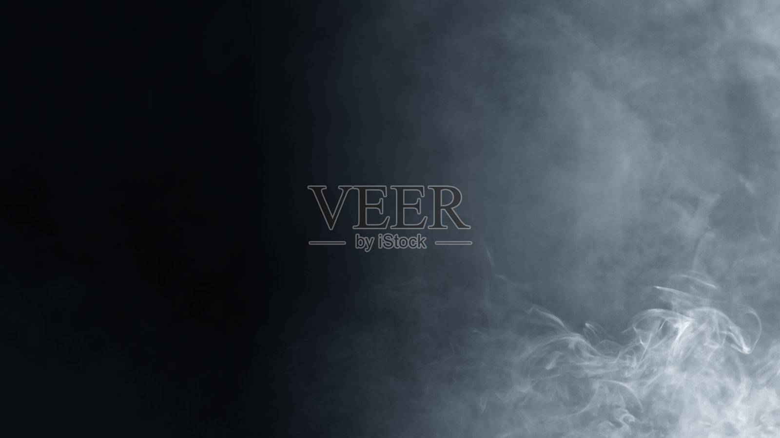 深色背景上的抽象烟雾和薄雾，带有霓虹灯和聚光灯地板，营造出神秘的氛围。非常适合产品展示、夜景或恐怖万圣节背景概念的场景。照片摄影图片