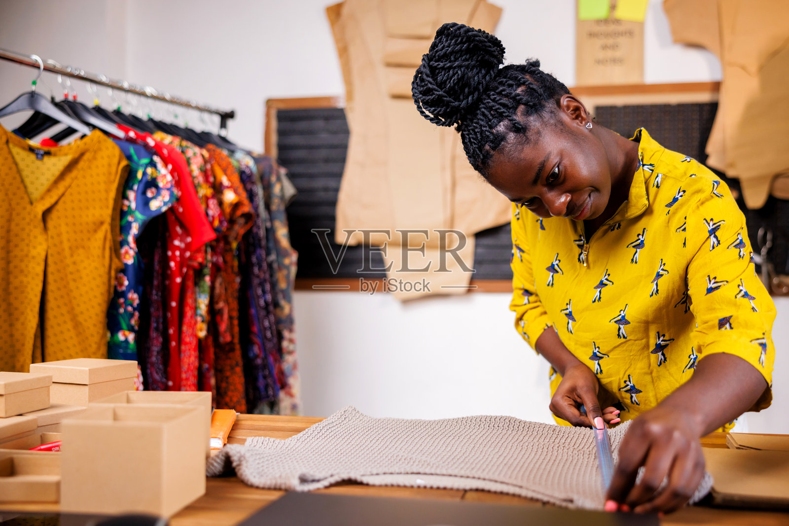 成功的时尚设计师在她的工作室工作照片摄影图片