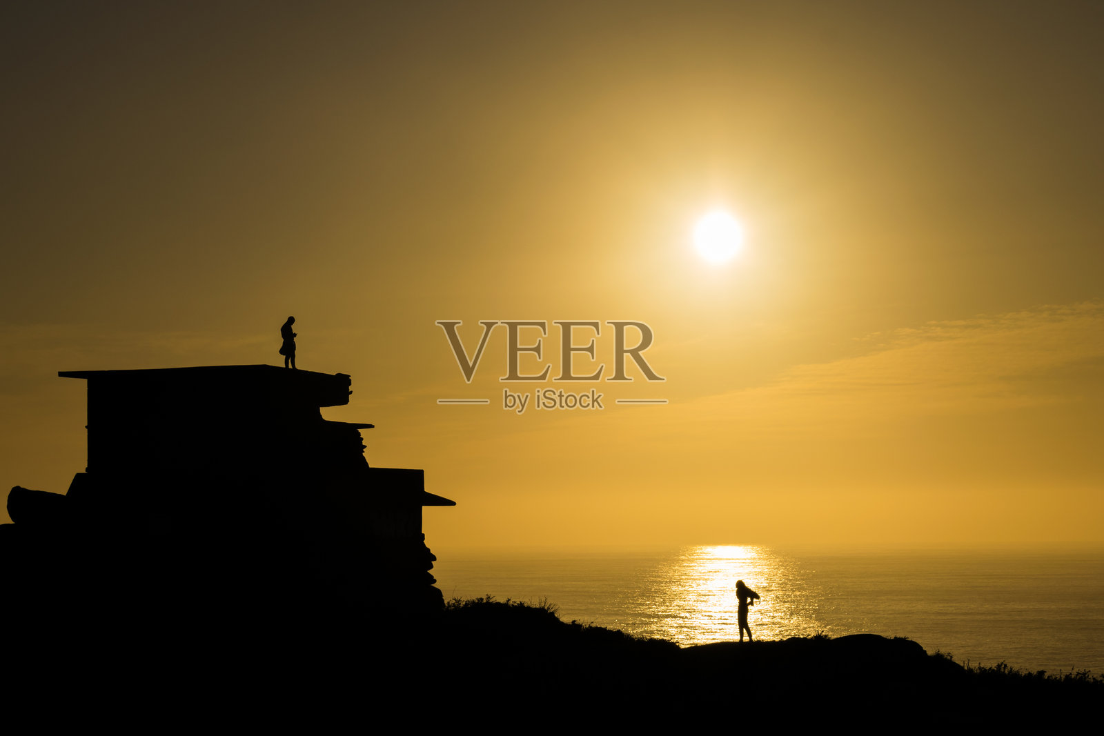 人们的剪影在海上观看日出倒影照片摄影图片