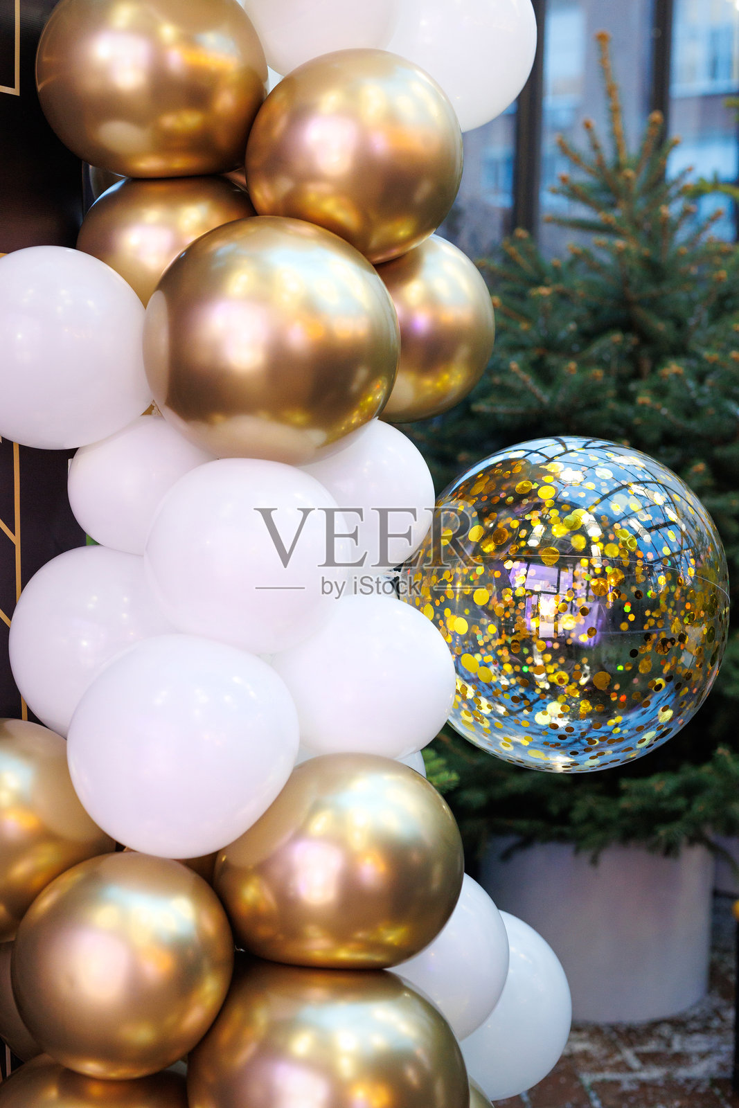 照片区里的白色、黑色和金色气球照片摄影图片