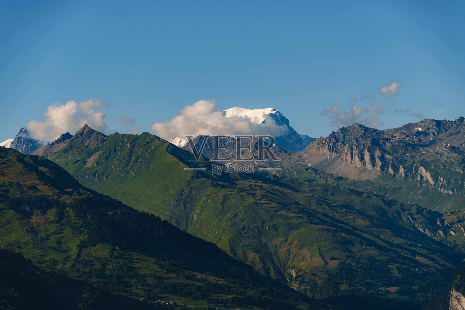晴朗蓝天下白雪皑皑的山峦照片摄影图片