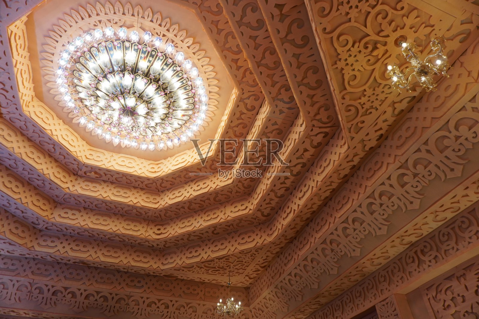 华丽的枝形吊灯，带有精致的花卉装饰天花板照片摄影图片