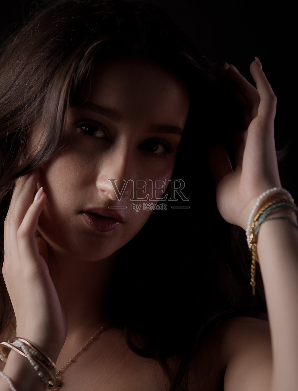 时尚模特摆拍，手放在脸和头发上照片摄影图片