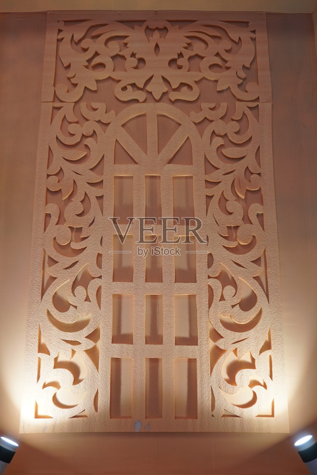 拱形花卉雕刻木质镶板装饰照片摄影图片