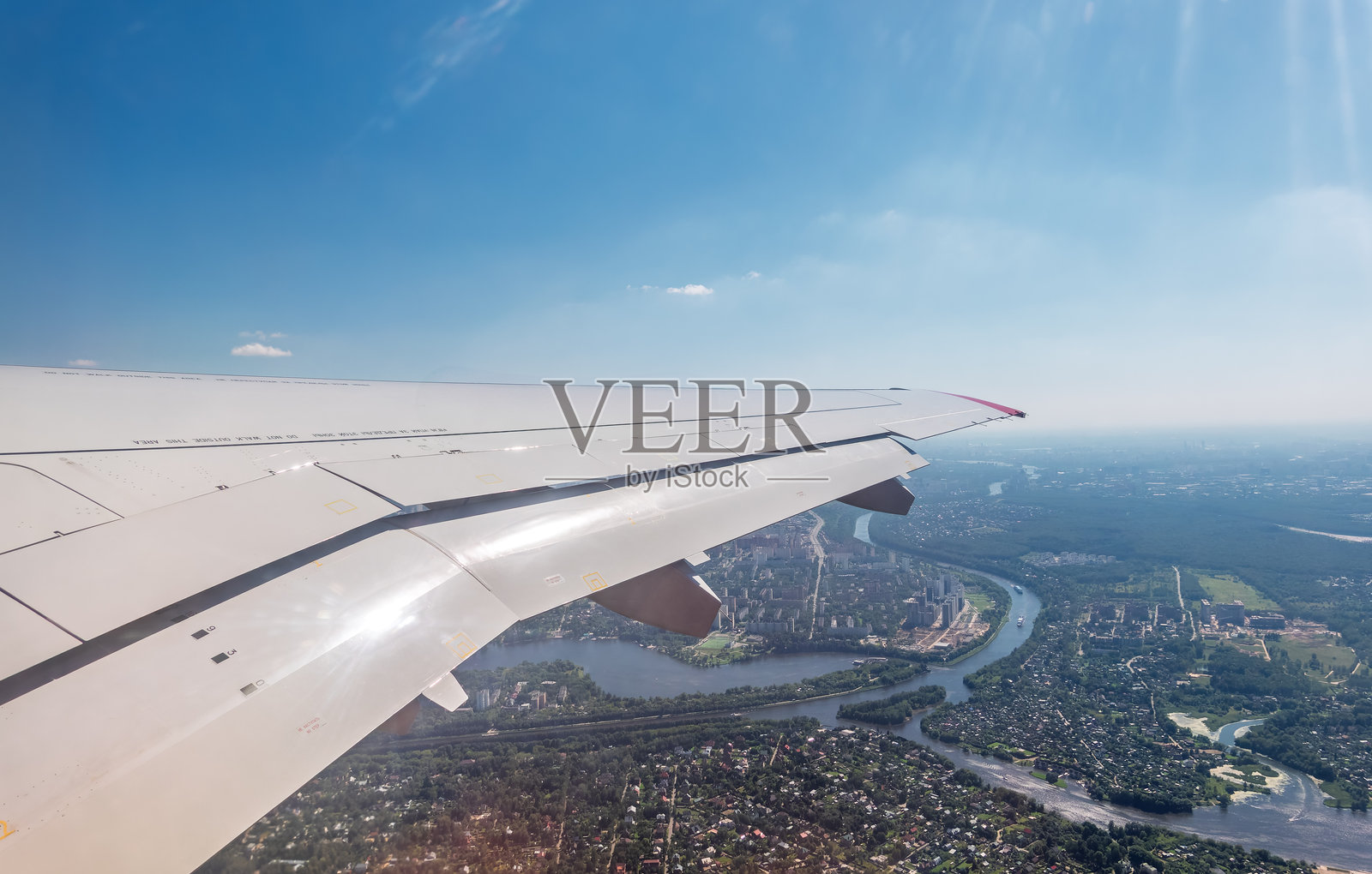 夏季在谢列梅捷沃机场起飞时从飞机舷窗看到的景色照片摄影图片