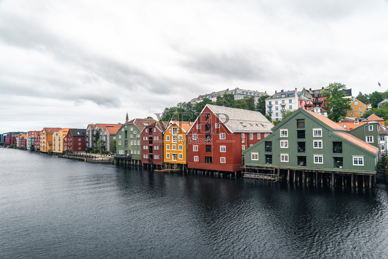 挪威特隆赫姆巴卡兰特地区尼德尔瓦河畔色彩斑斓的栈桥房屋照片摄影图片