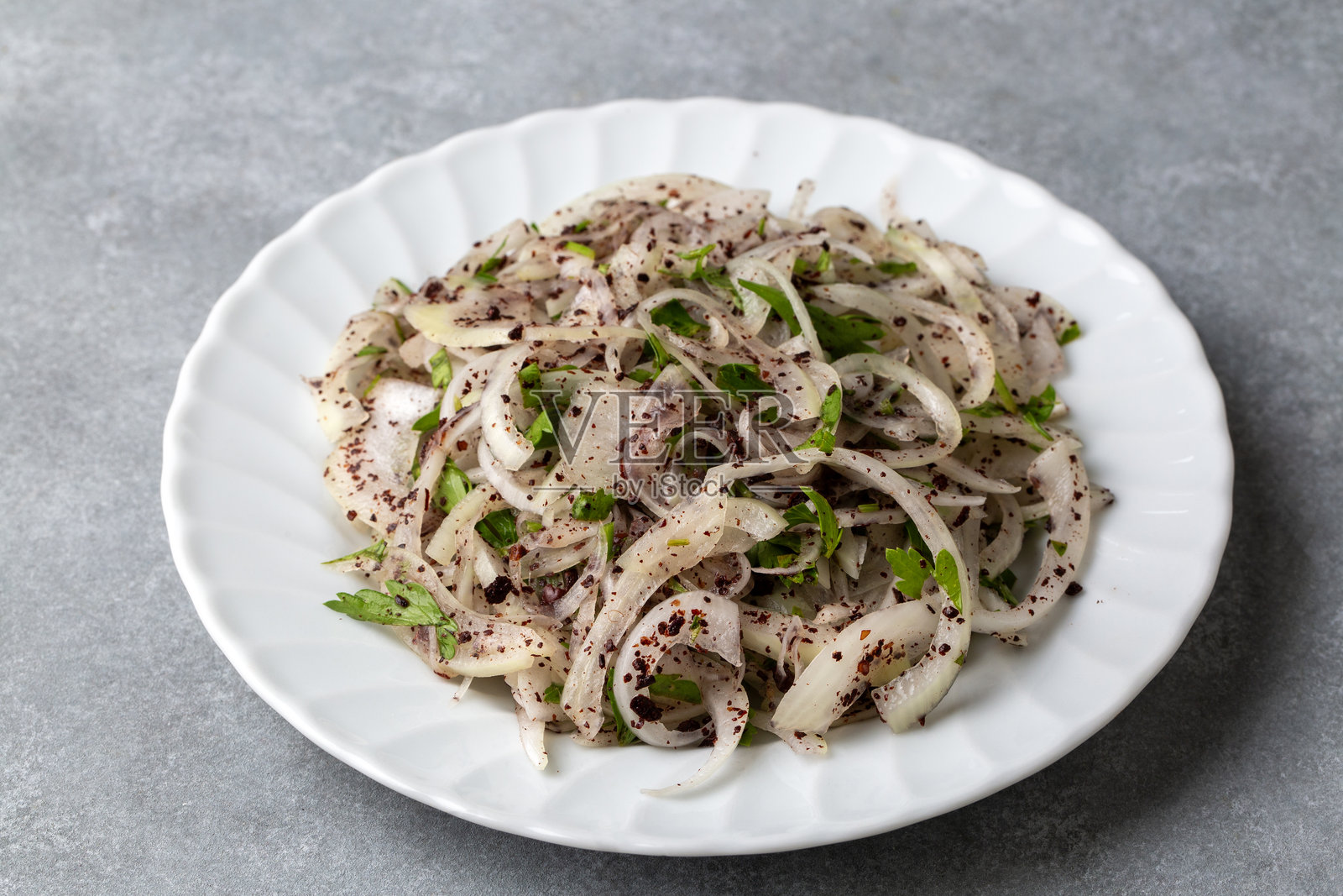 土耳其洋葱沙拉配烤肉串，佐以柠檬和欧芹。照片摄影图片