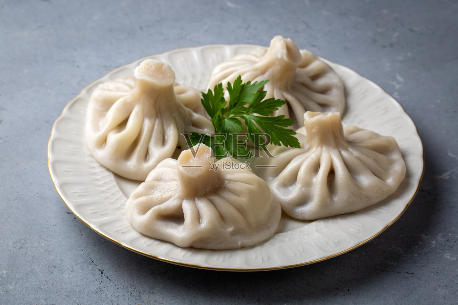 格鲁吉亚传统菜肴 Khinkali - 希卡里 - 水煮的希卡里，配羊肉、牛肉或奶酪照片摄影图片