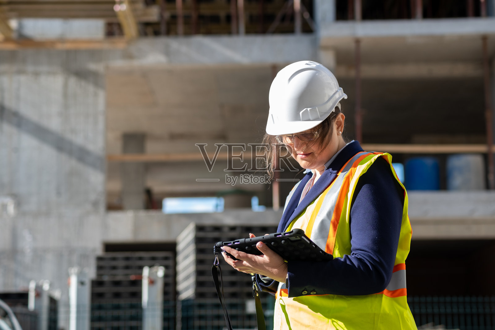 女工程师在建筑工地照片摄影图片