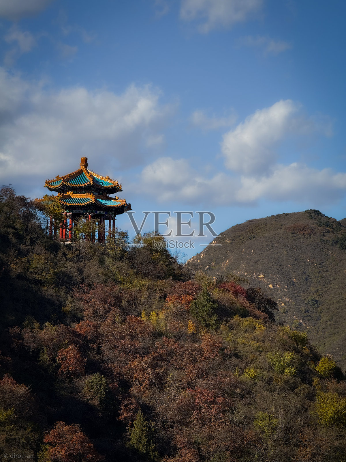 秋季植被环绕的山丘上的传统凉亭照片摄影图片