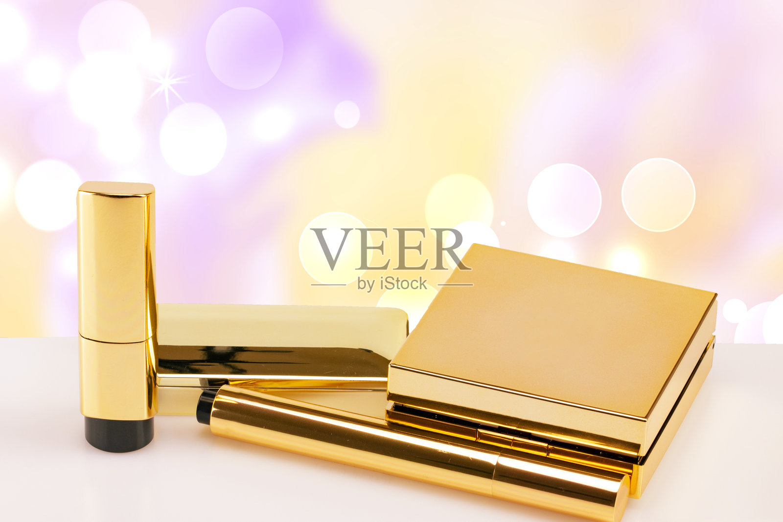 化妆品品牌，空白标签，促销和金色奢华美容风格。各种美容和彩妆产品的装饰性构图。空间。快乐的维也纳或母亲节模板。照片摄影图片