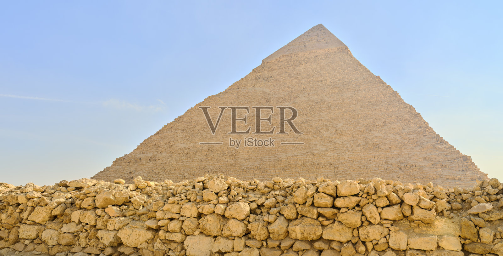 清澈蓝天下古埃及金字塔，展示标志性建筑遗产照片摄影图片