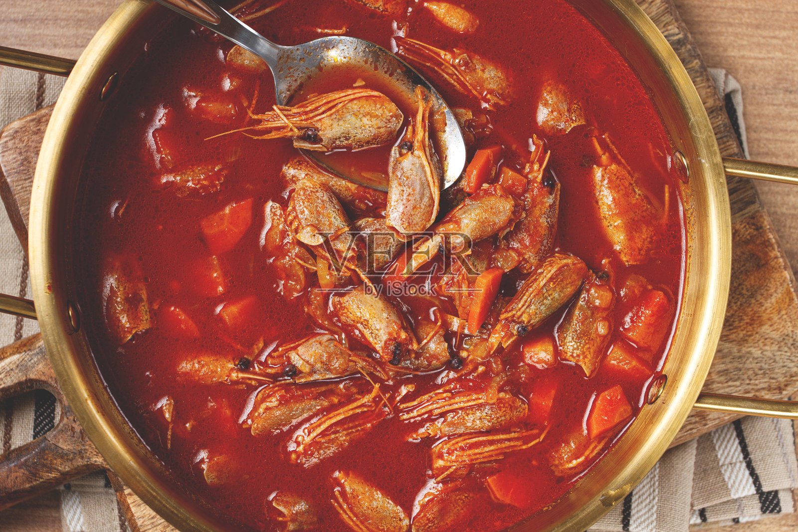 法式龙虾浓汤，装在锅里，特写，无人照片摄影图片