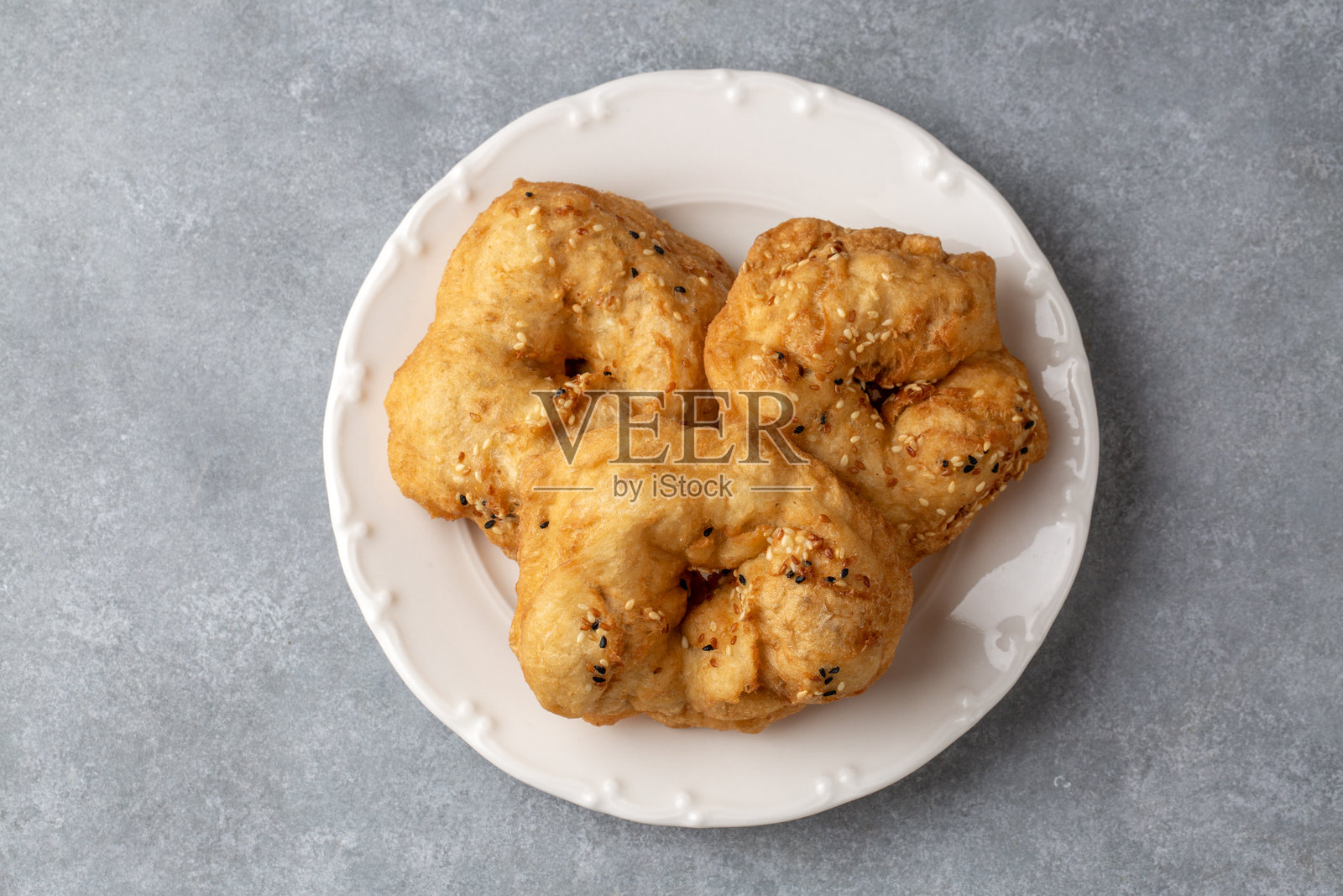 土耳其美食；手工制作的奶酪菠菜糕点（土耳其语：peynirli - ispanakli pogaca, pisi）照片摄影图片