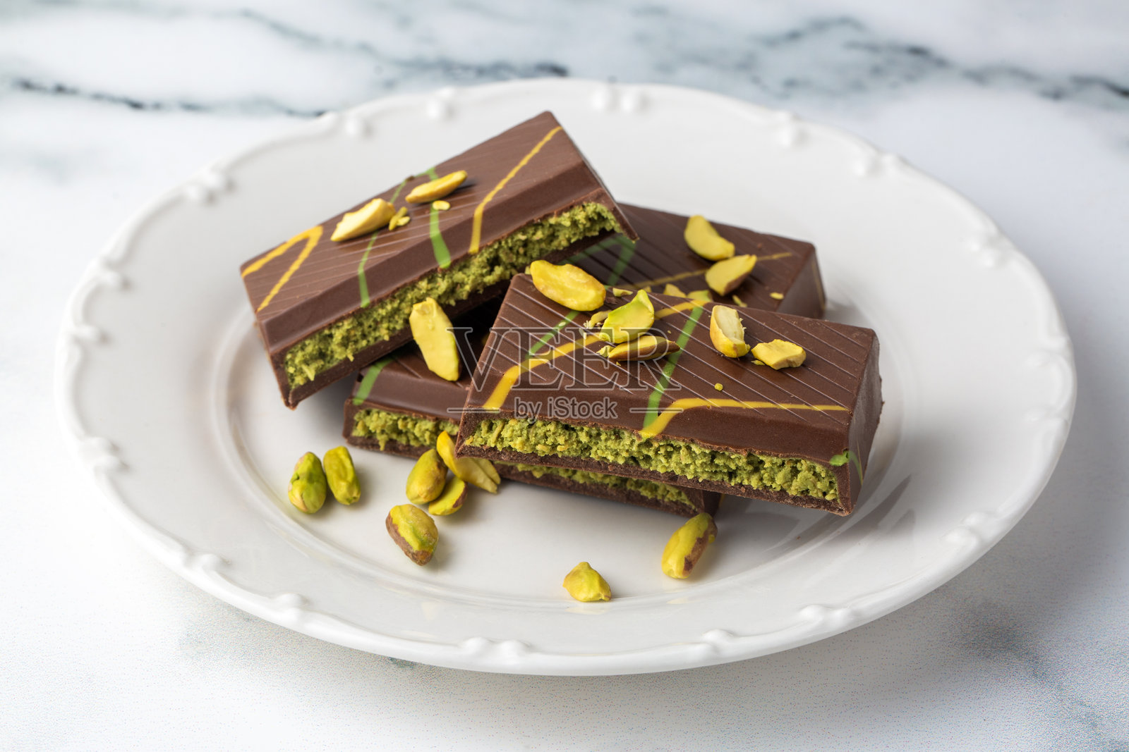 迪拜巧克力、开心果酱和库纳法馅料的牛奶巧克力照片摄影图片