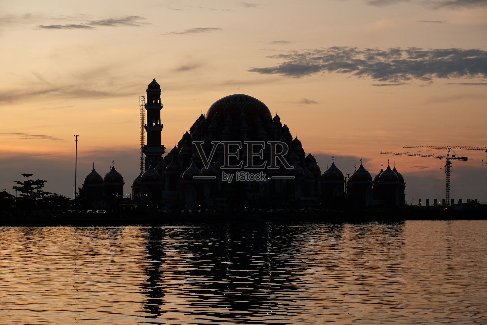 洛萨里海滩上的99座金顶清真寺，马卡萨，金色日落时分照片摄影图片