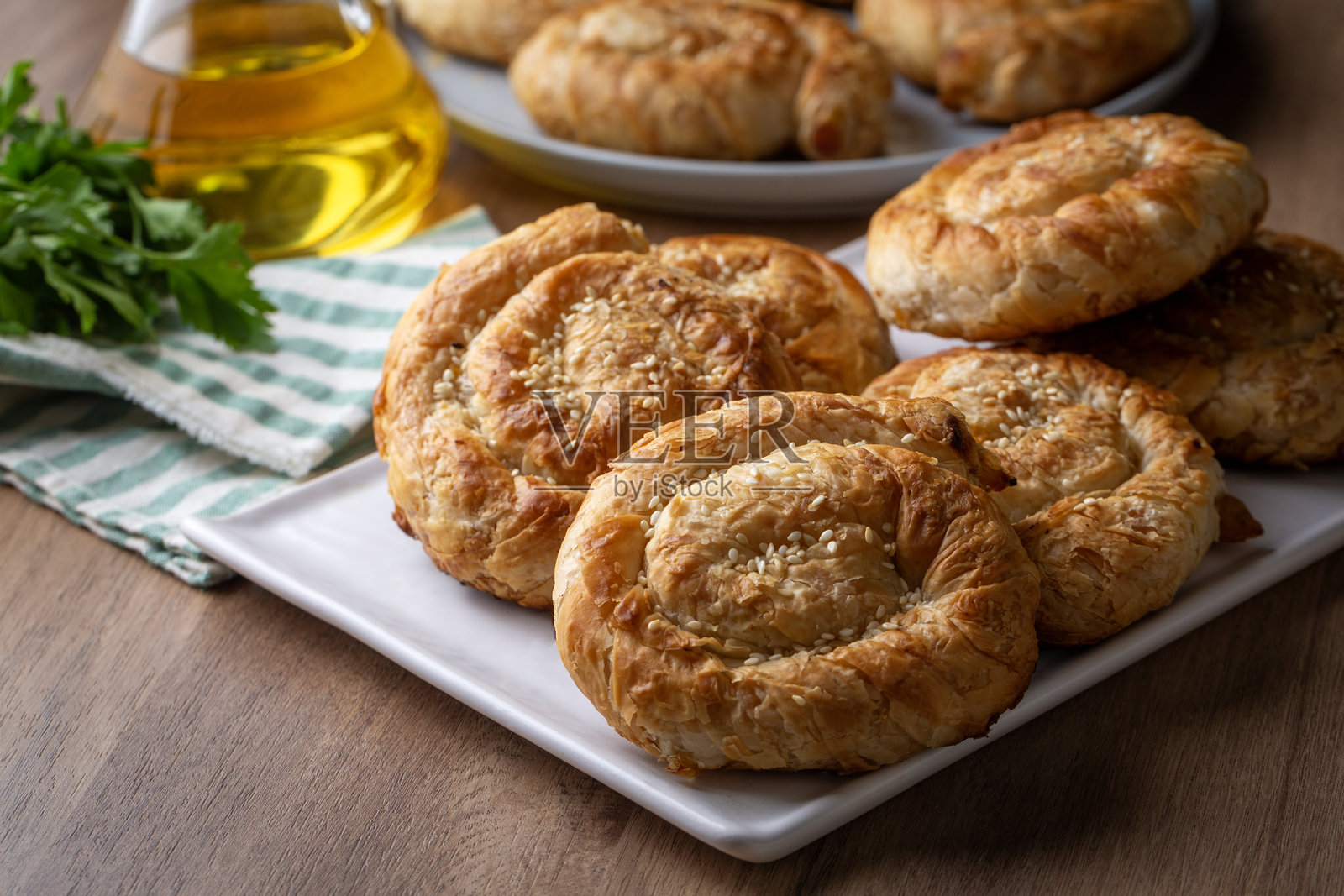 传统美味的土耳其酥皮土豆馅饼（土耳其名：Gul borek 或 gul boregi），玫瑰花形糕点。照片摄影图片