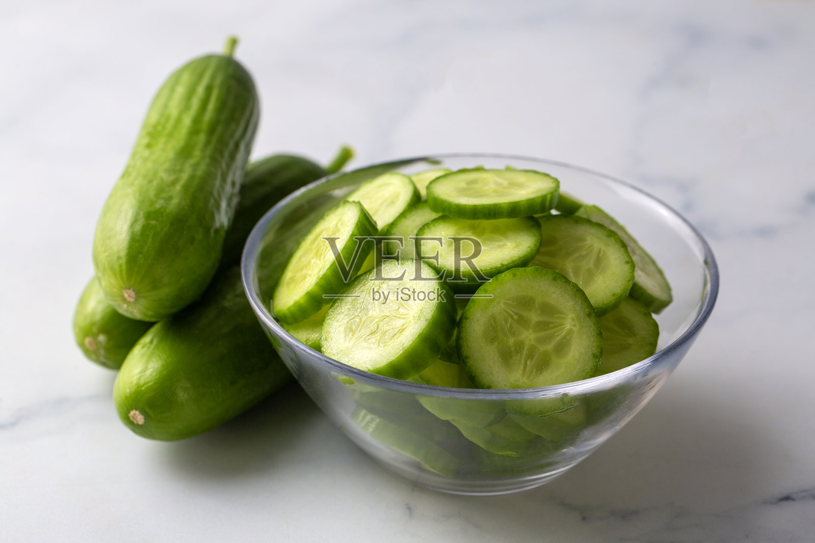 碗里新鲜的黄瓜片照片摄影图片