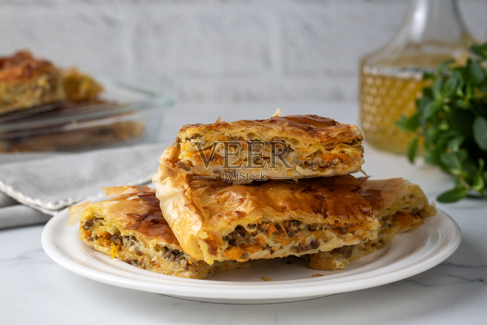 土耳其美食中的肉末馅饼。土耳其语名称；Kiymali tepsi boregi照片摄影图片