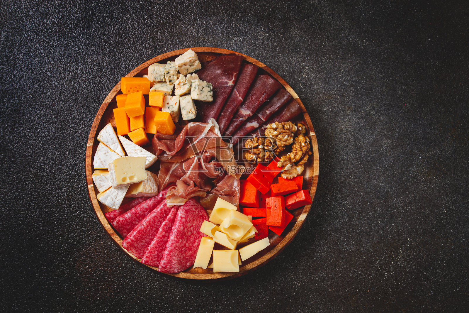 一盘奶酪和肉类拼盘，俯视角度，无人照片摄影图片
