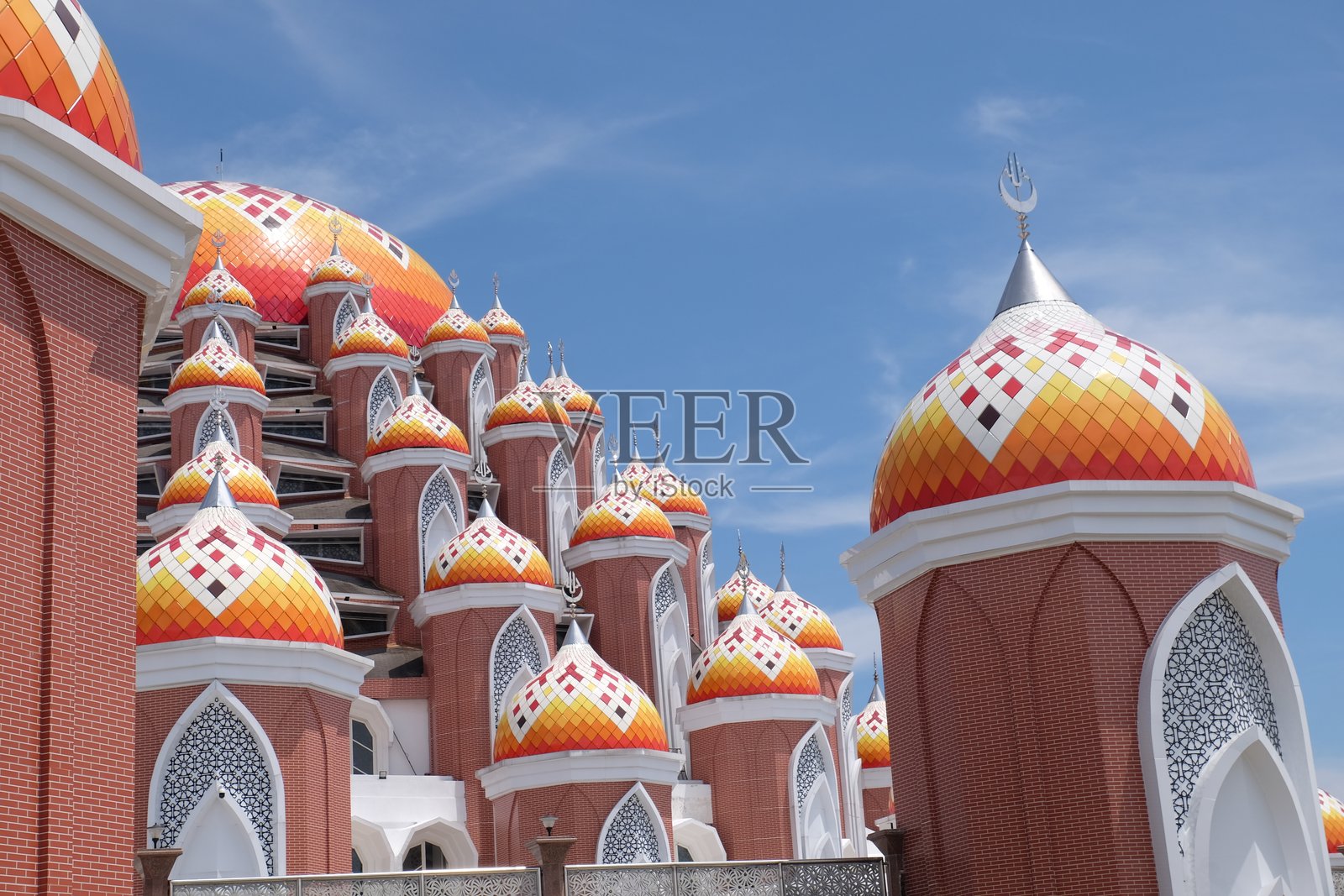位于洛萨里海滩的99座金顶清真寺，背景为蓝天。照片摄影图片