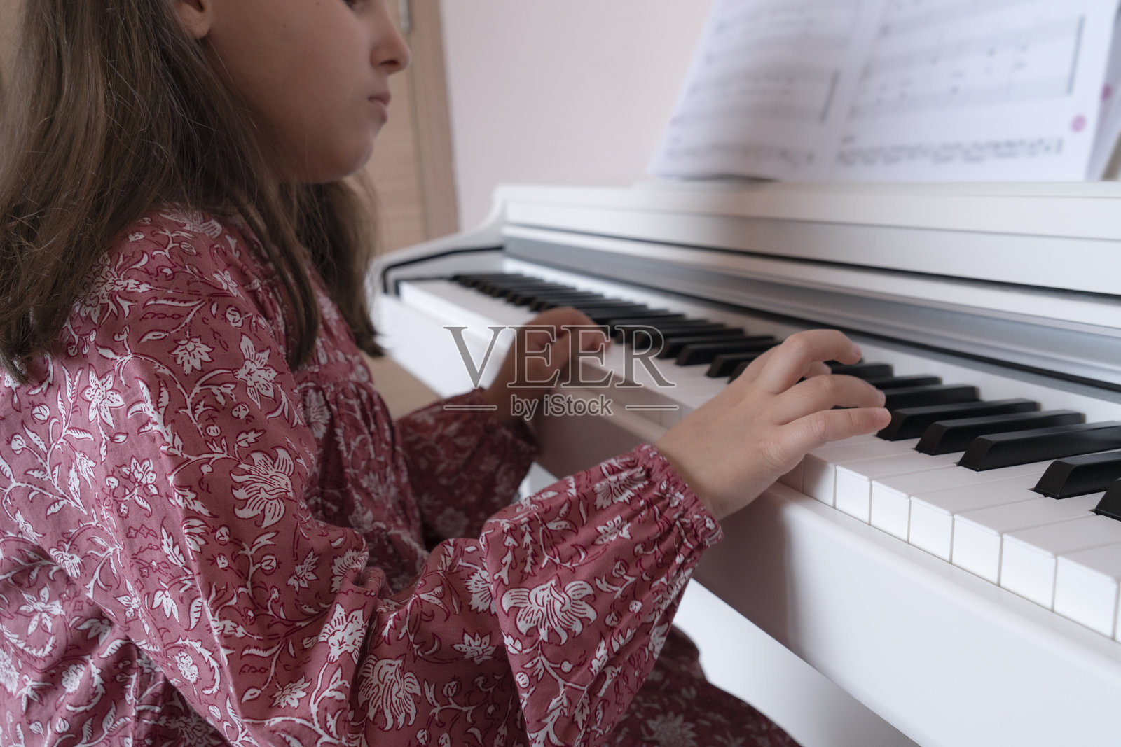 快乐的小女孩在弹钢琴照片摄影图片