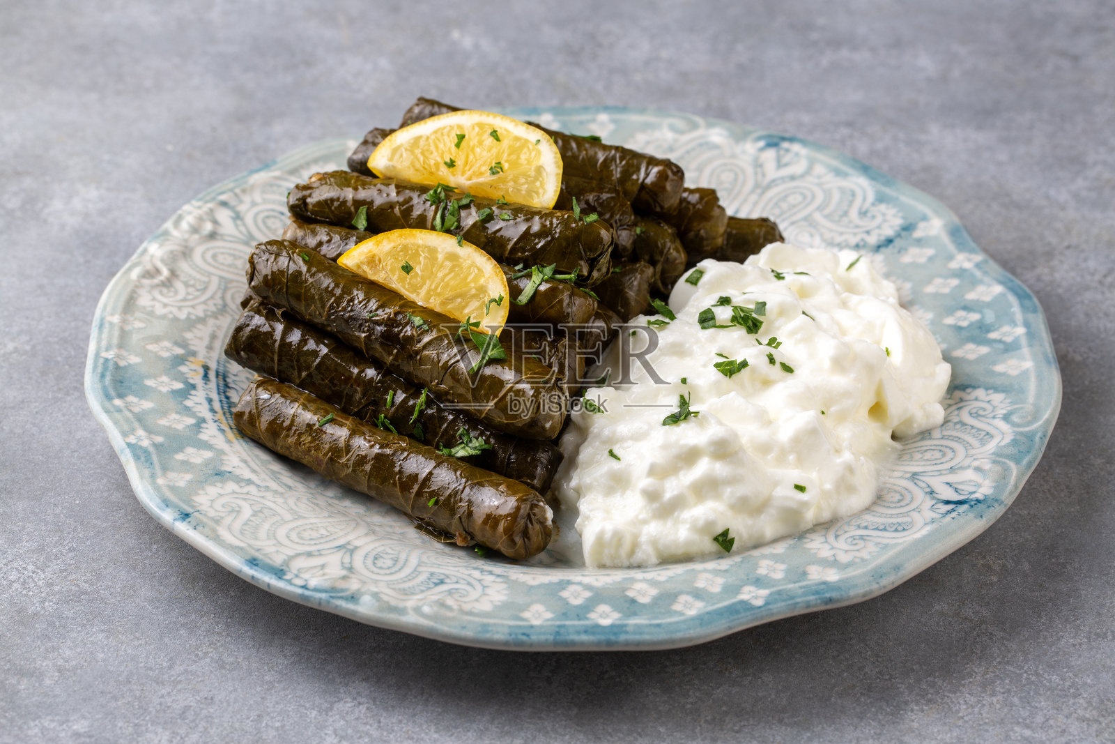 源自土耳其传统美食；酿酿葡萄叶搭配酸奶——Dolmathes，土耳其语名；yaprak sarmasi, dolma照片摄影图片