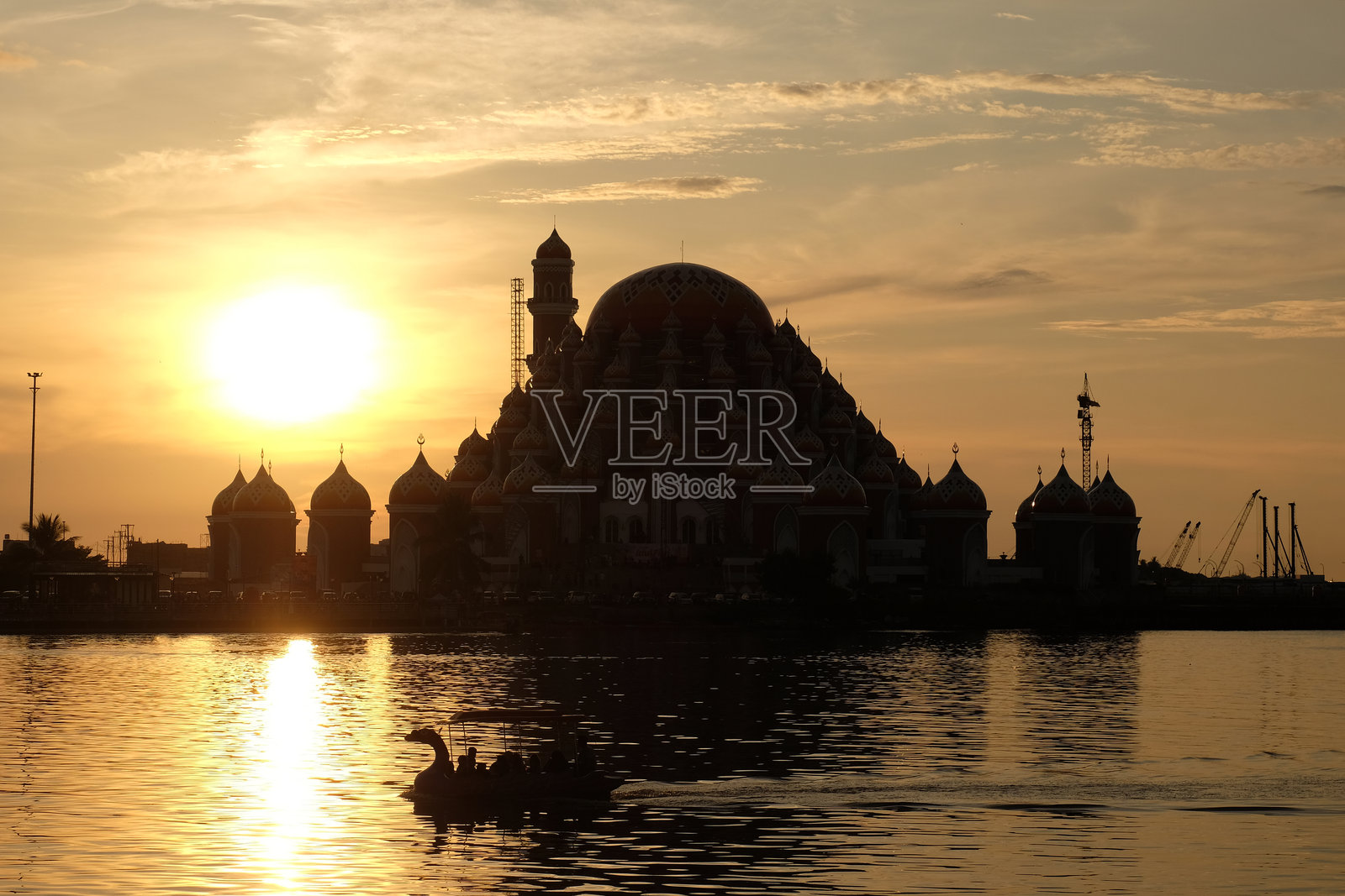 日落时分，望海滩上的99座金顶清真寺照片摄影图片