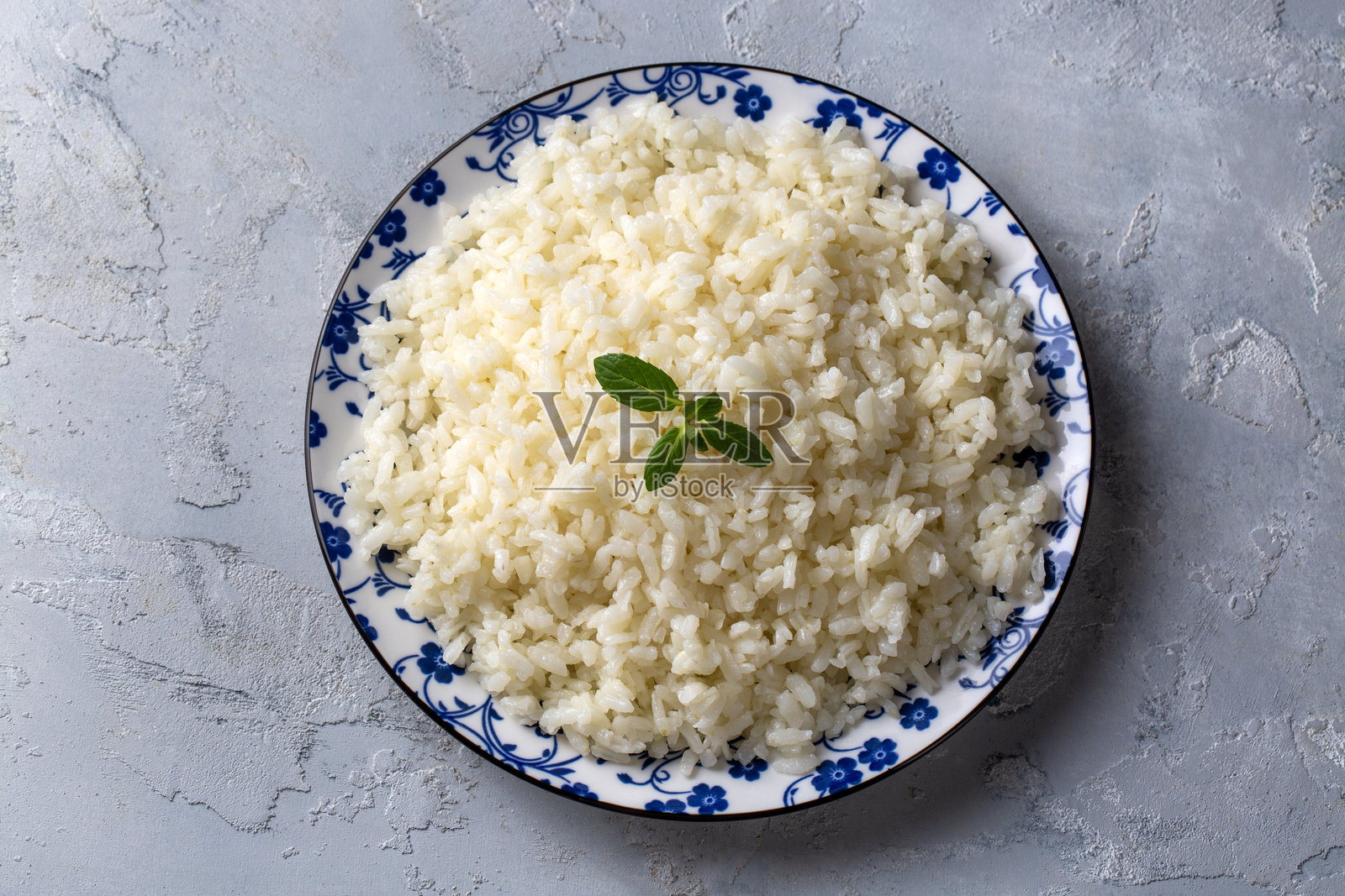 传统美味土耳其食物，土耳其语名称：Pirinc pilavi（米饭布丁）照片摄影图片