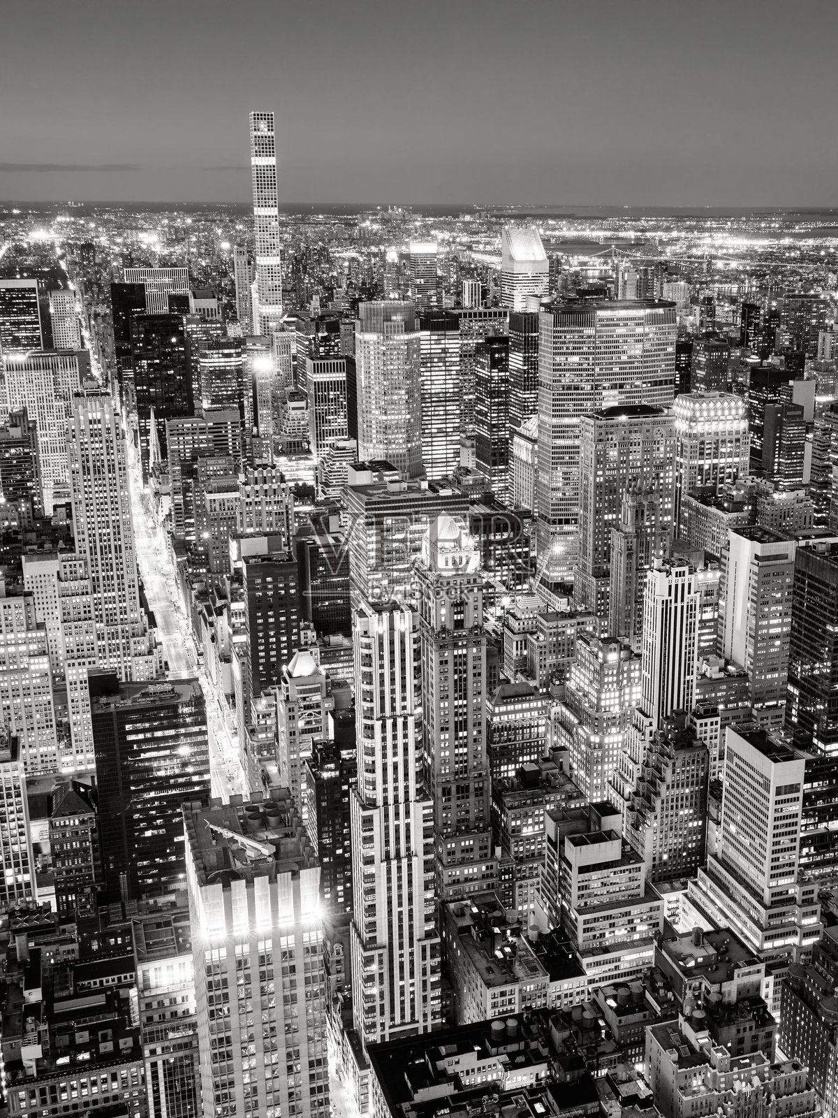 第五大道沿线，纽约市曼哈顿中城东区天际线的黑白夜景。灯火辉煌的曼哈顿中城摩天大楼，纽约市，美国。照片摄影图片