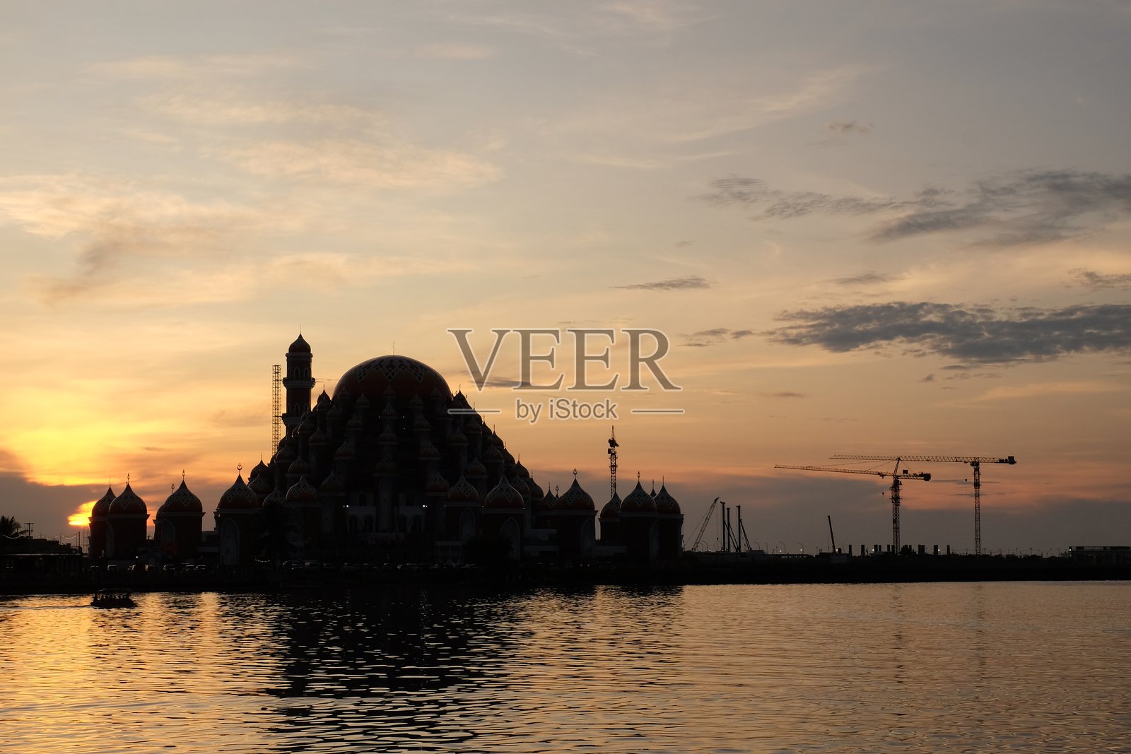 洛萨里海滩上的99座金顶清真寺，马卡萨，金色日落时分照片摄影图片