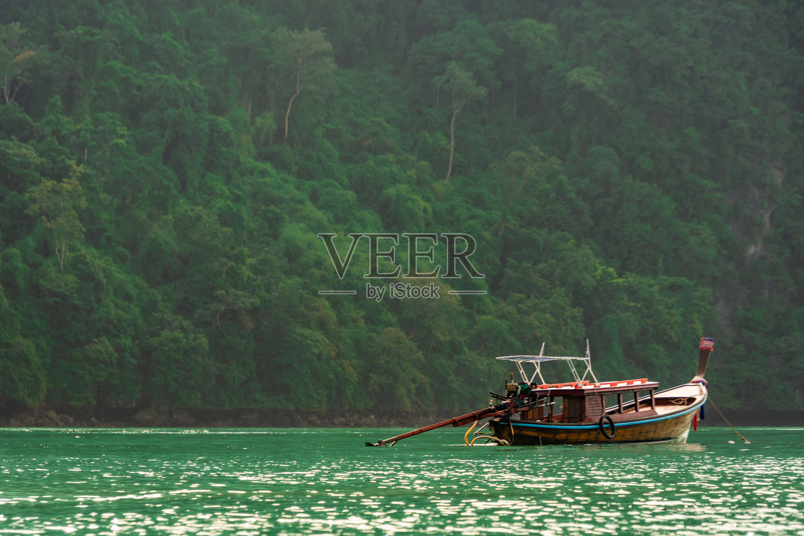 船只在泰国攀牙湾航行照片摄影图片
