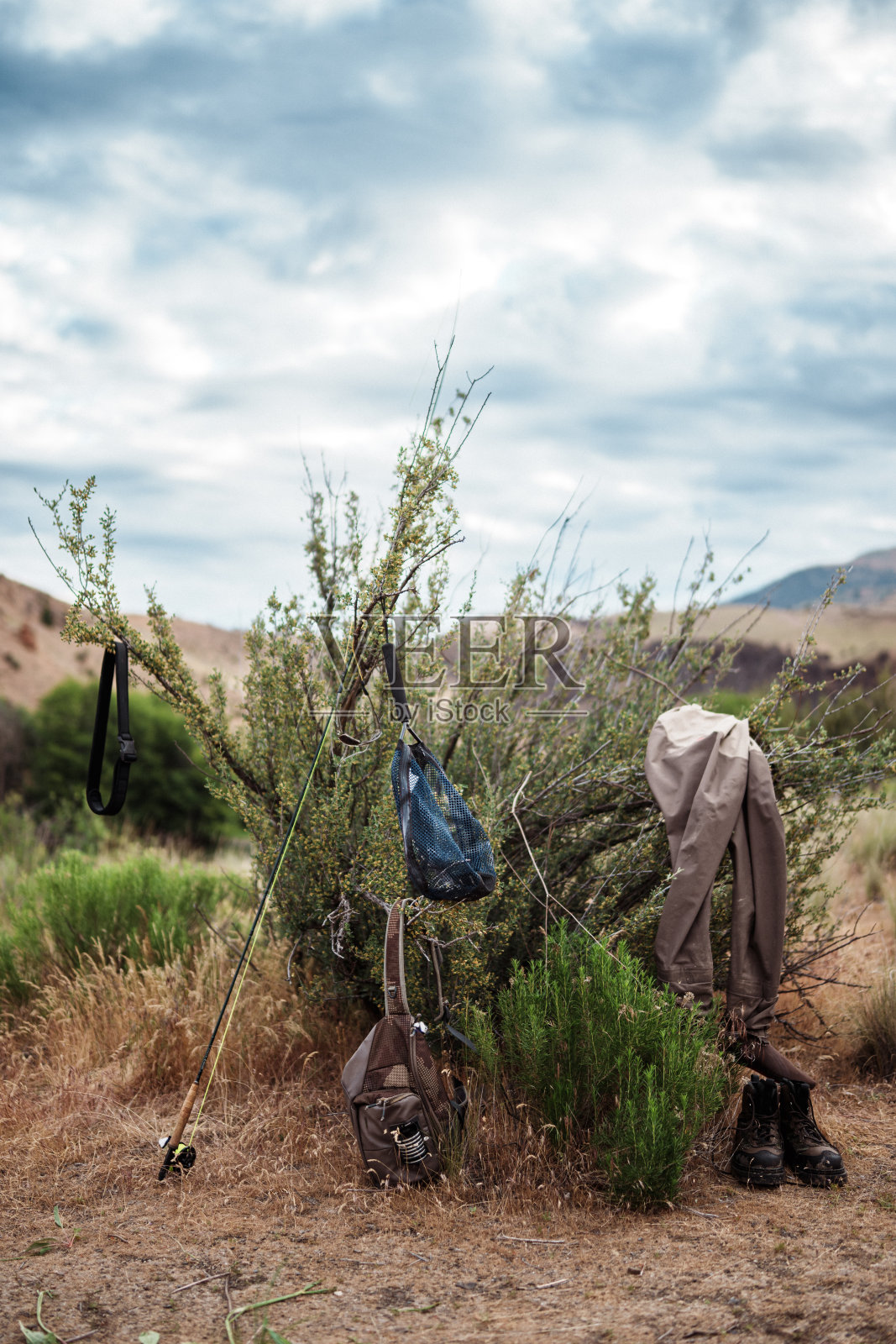 湿的飞钓装备挂在营地晾干照片摄影图片