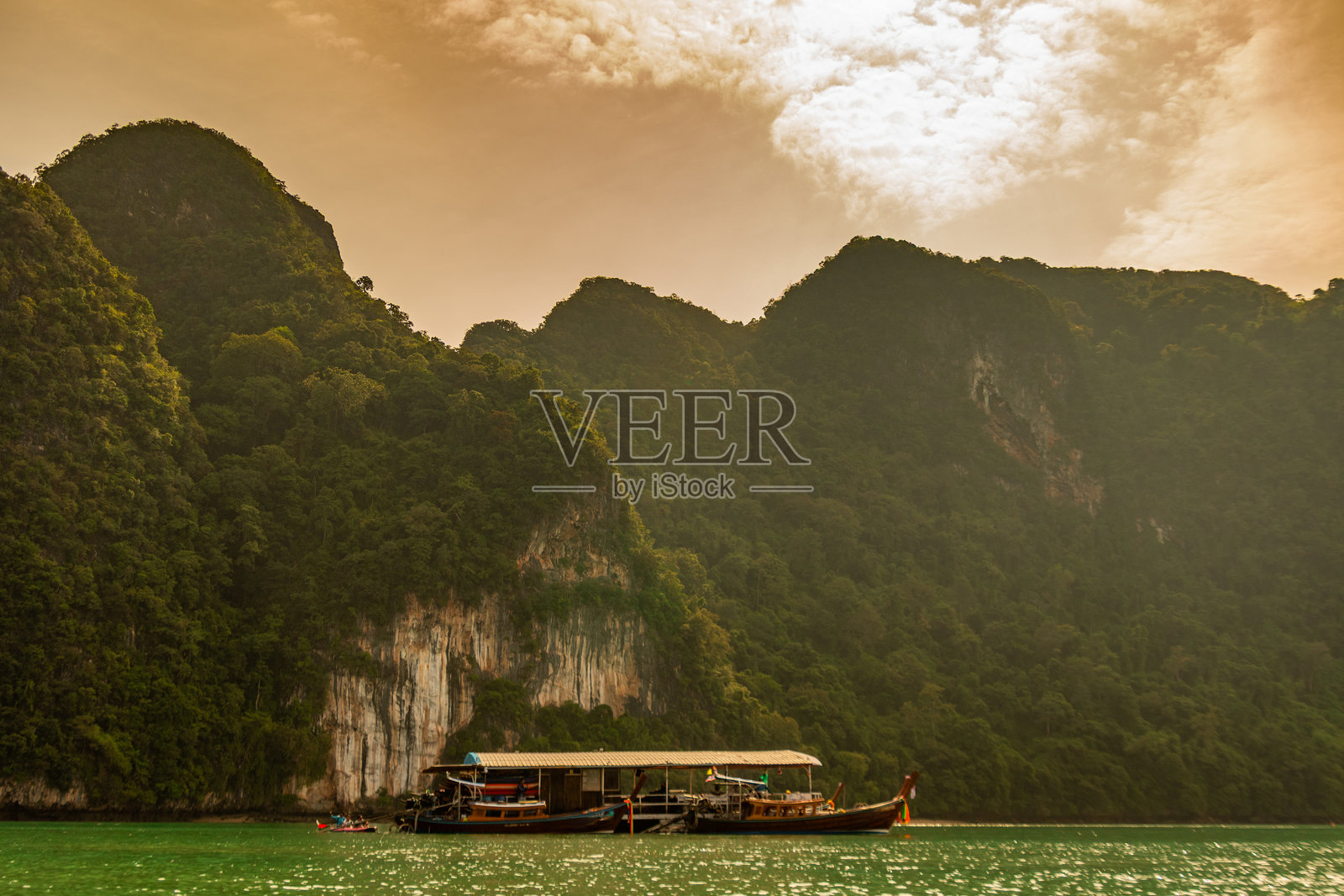 船只在泰国攀牙湾航行照片摄影图片