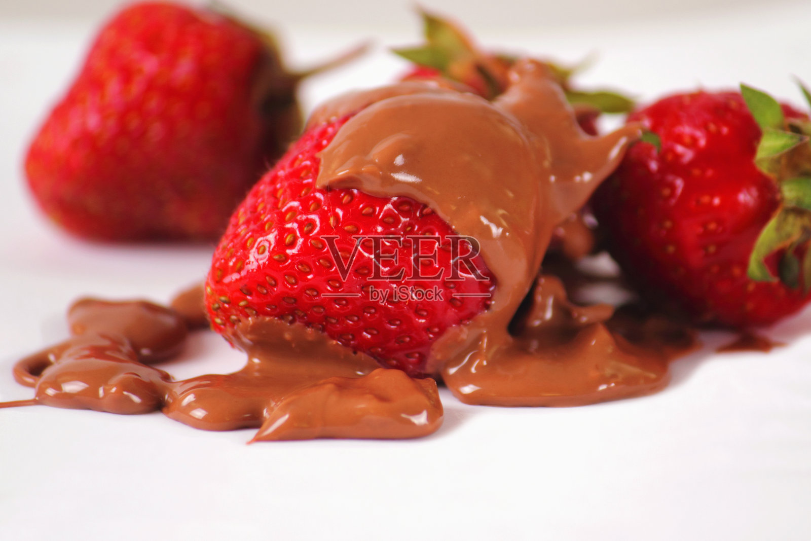 巧克力草莓。美味的食物。横向图像。照片摄影图片