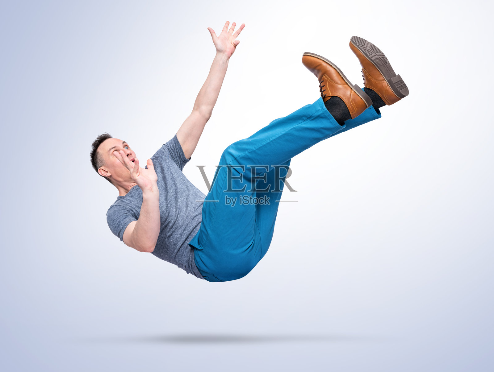 男人在空中坠落，孤立在白色背景上，象征失败、事业崩溃、金融危机、风险、错误和失控。概念是挫折、不稳和突然的衰落。照片摄影图片