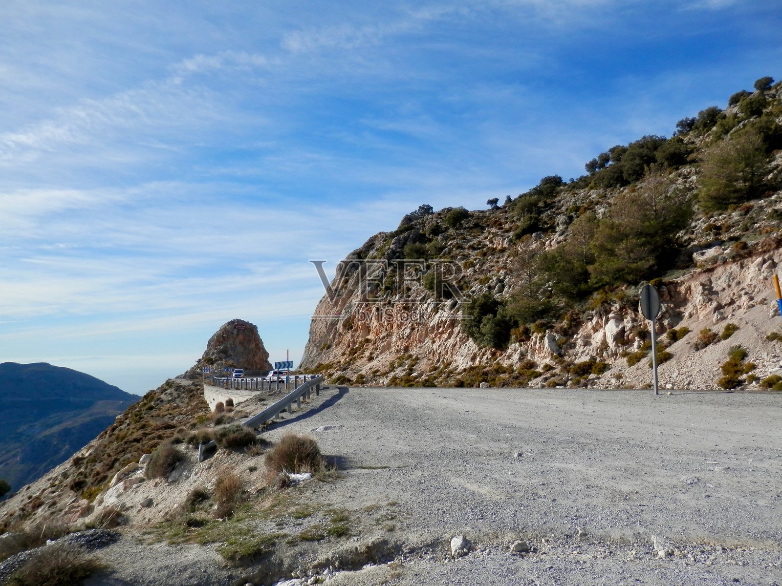 格拉纳达安达卢西亚内华达山脉的格哈尔塞拉附近日落徒步：卡纳莱斯水库、渡槽、历史电车和山景照片摄影图片