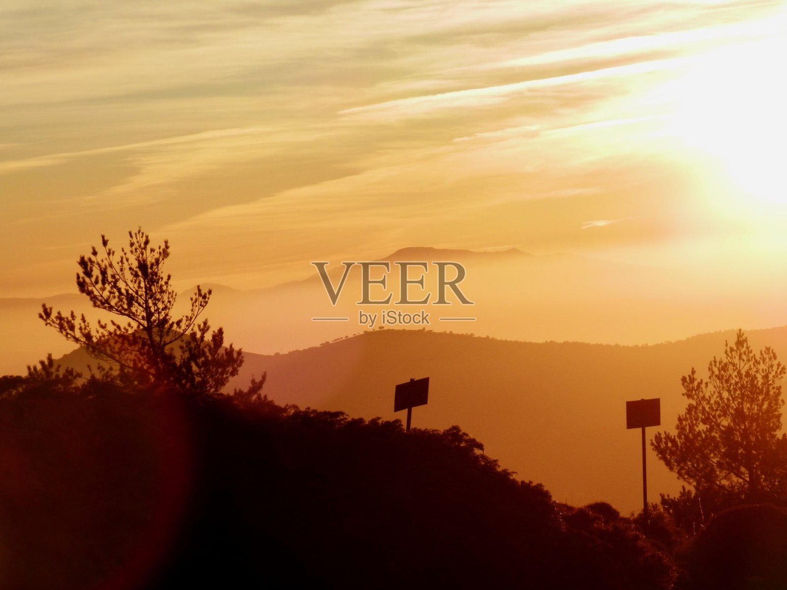 格雷西亚斯（Güéjar Sierra）附近的内华达山脉（Sierra Nevada）日落徒步，靠近格拉纳达（Granada）和安达卢西亚（Andalusia）：卡纳莱斯水库（Canales reservoir）、引水渠（aqueduct）、历史悠久的电车（historic tram）以及山景（mountain scenery）照片摄影图片